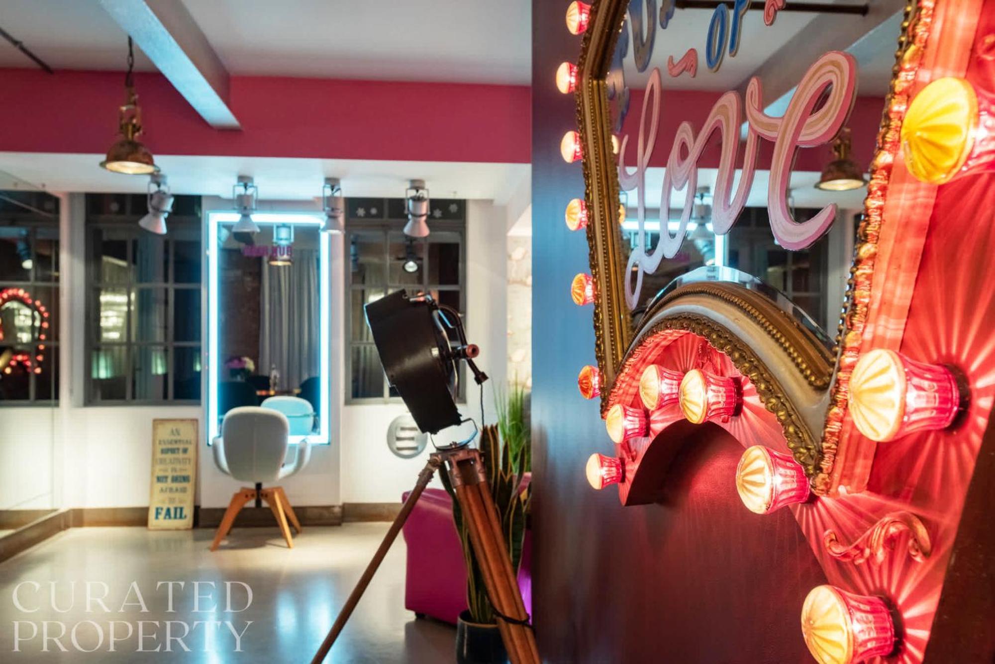 Amazingly Luxurious Loft Apartment, Soho - 3 Bedrooms, 2 Bath & Office Лондон Экстерьер фото